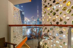 Stunning Waterfront Burj Views with Pool & Gym, Sleeps 6